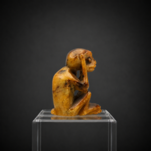 Figura del mono sabio Kikazaru tallada en piedra, ca. 1970. Figura del mono sabio Kikazaru tallada en piedra, ca. 1970.