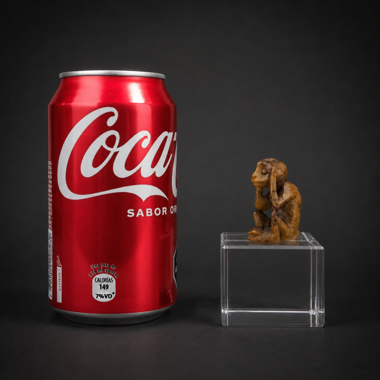 Figura del mono sabio Kikazaru tallada en piedra, ca. 1970. Figura del mono sabio Kikazaru tallada en piedra, ca. 1970.