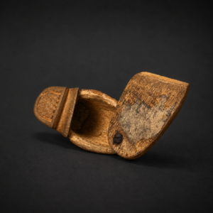 Caja para rapé en forma de zapato brogue, ca. 1900. Caja para rapé en forma de zapato brogue, ca. 1900.