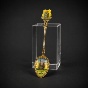Cucharita souvenir esmaltada Sainte-Anne-de-Beaupré, ca. 1960.
