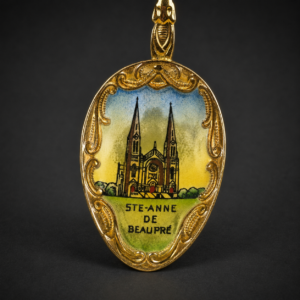 Cucharita souvenir esmaltada Sainte-Anne-de-Beaupré, ca. 1960. Cucharita souvenir esmaltada Sainte-Anne-de-Beaupré, ca. 1960.