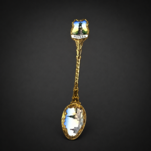 Cucharilla souvenir de Moscú esmaltada, ca. 1960.
