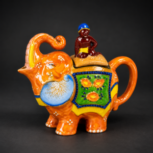 Tetera elefante con jinete en cerámica Satsuma, ca. 1960.