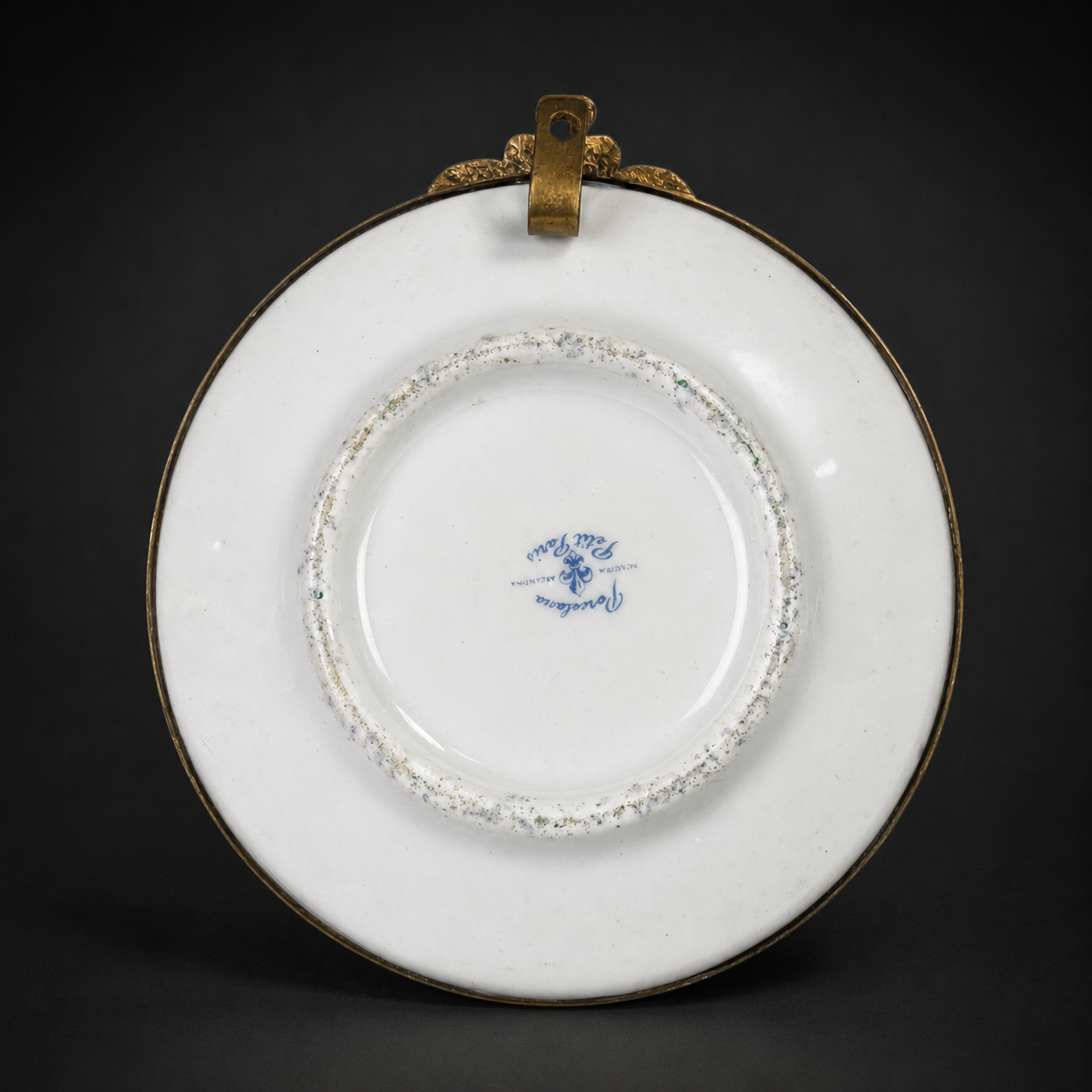 Plato decorativo Petit Paris con marco de bronce, ca. 1950. Plato decorativo Petit Paris con marco de bronce, ca. 1950.