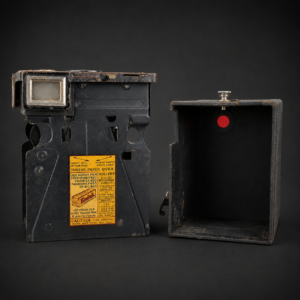 Cámara Kodak Six-20 Brownie Junior Art Déco, ca. 1934. Cámara Kodak Six-20 Brownie Junior Art Déco, ca. 1934.
