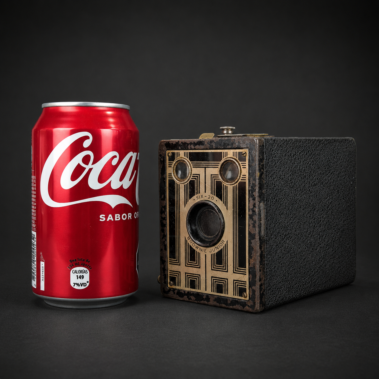 Cámara Kodak Six-20 Brownie Junior Art Déco, ca. 1934. Cámara Kodak Six-20 Brownie Junior Art Déco, ca. 1934.