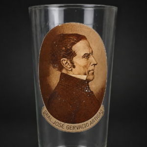 Vaso con retrato de José Gervasio Artigas, ca. 1930. Vaso con retrato de José Gervasio Artigas, ca. 1930.