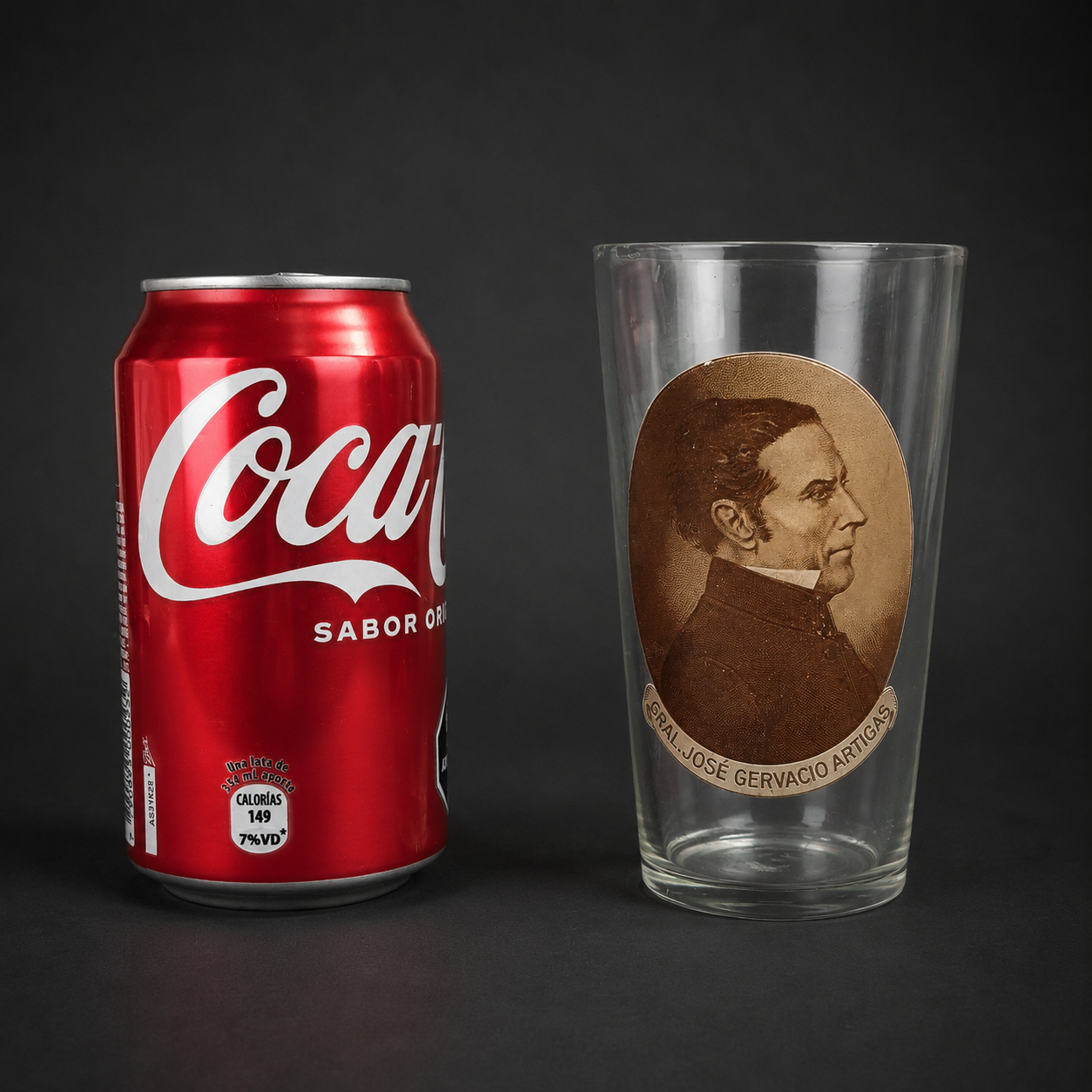 Vaso con retrato de José Gervasio Artigas, ca. 1930. Vaso con retrato de José Gervasio Artigas, ca. 1930.