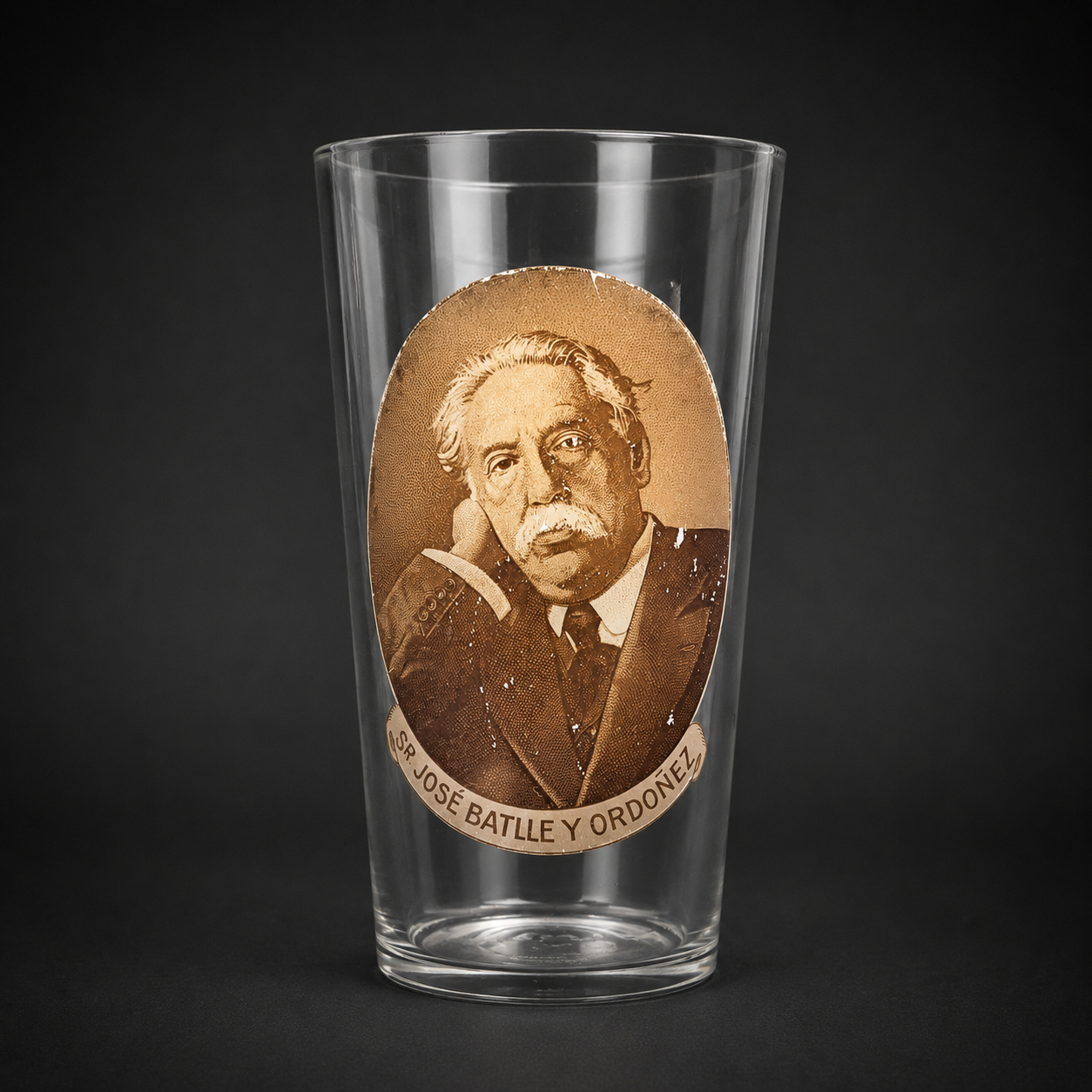 Vaso con retrato de José Batlle y Ordóñez, ca. 1930. Vaso con retrato de José Batlle y Ordóñez, ca. 1930.
