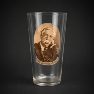 Vaso con retrato de José Batlle y Ordóñez, ca. 1930. Vaso con retrato de José Batlle y Ordóñez, ca. 1930.