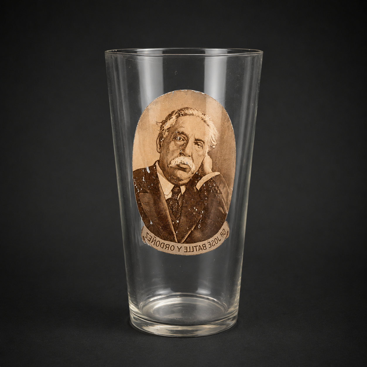 Vaso con retrato de José Batlle y Ordóñez, ca. 1930. Vaso con retrato de José Batlle y Ordóñez, ca. 1930.