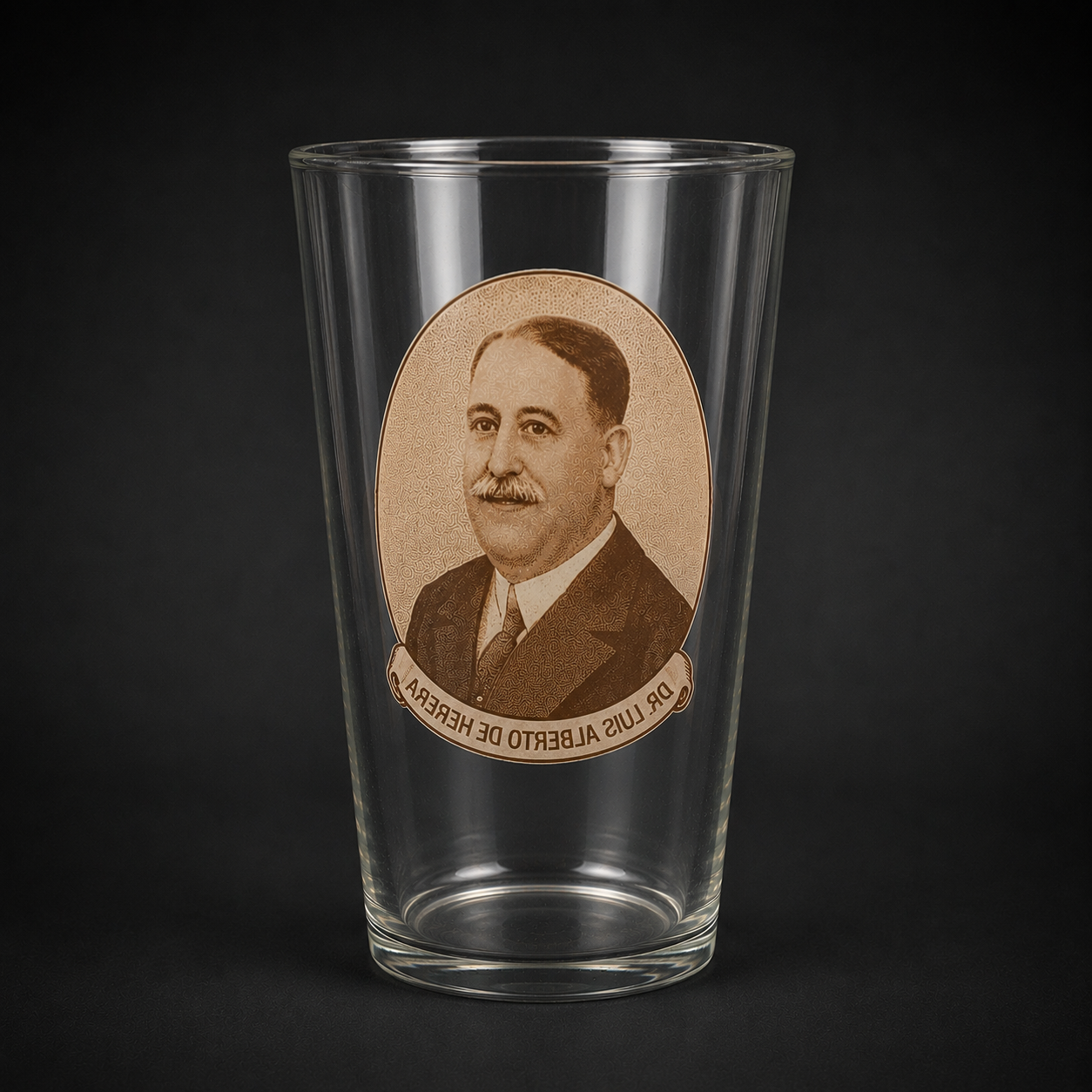 Vaso con retrato de Luis Alberto de Herrera, ca. 1930. Vaso con retrato de Luis Alberto de Herrera, ca. 1930.