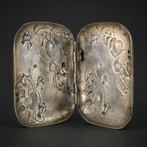 Cigarrera Art Nouveau en bronce plateado, ca. 1905. Cigarrera Art Nouveau en bronce plateado, ca. 1905.
