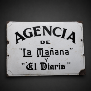 Chapa esmaltada agencia de La Mañana y El Diario, ca. 1940.