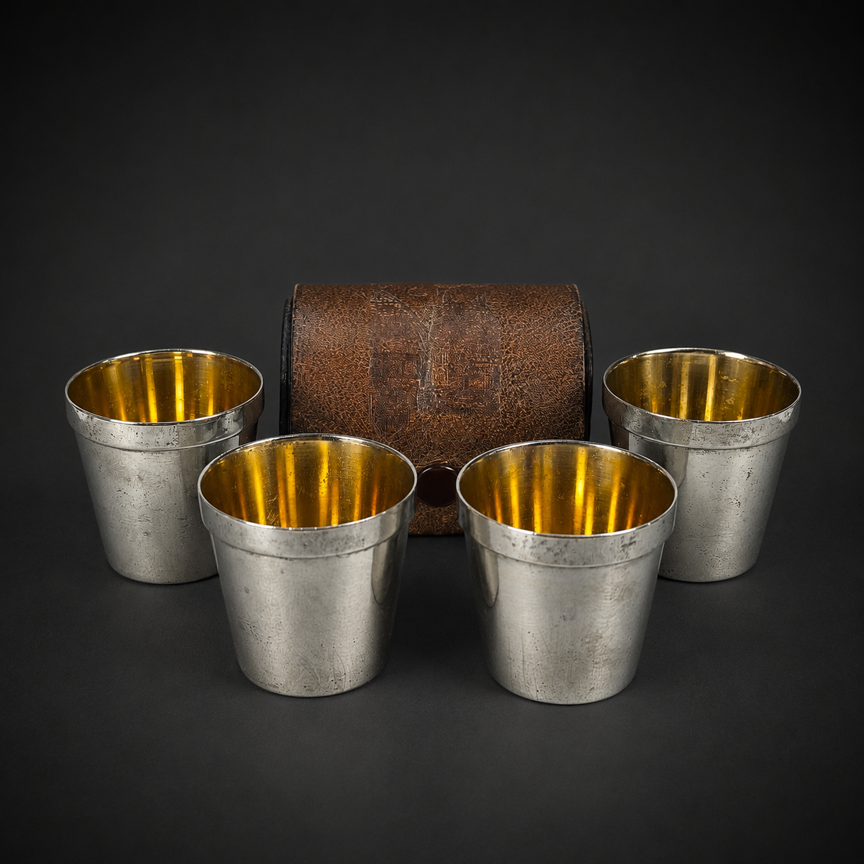 Juego de vasos de viaje alemanes con estuche, ca. 1950. Juego de vasos de viaje alemanes con estuche, ca. 1950.