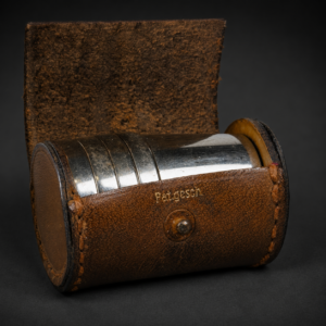 Juego de vasos de viaje alemanes con estuche, ca. 1950.