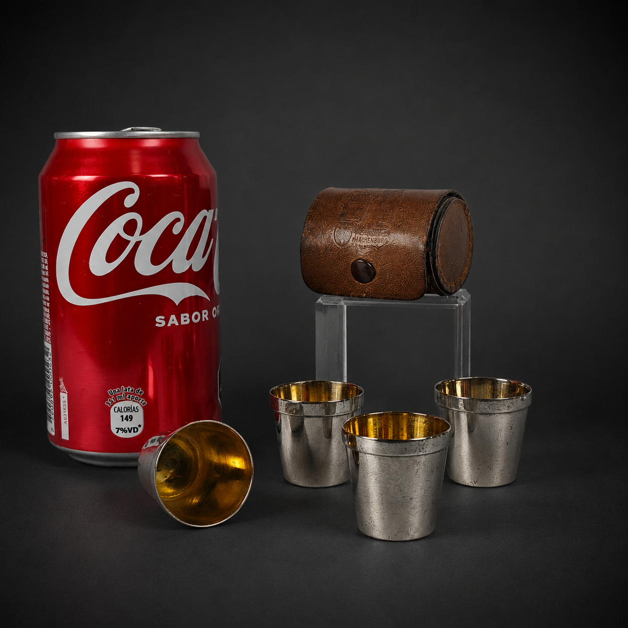 Juego de vasos de viaje alemanes con estuche, ca. 1950. Juego de vasos de viaje alemanes con estuche, ca. 1950.