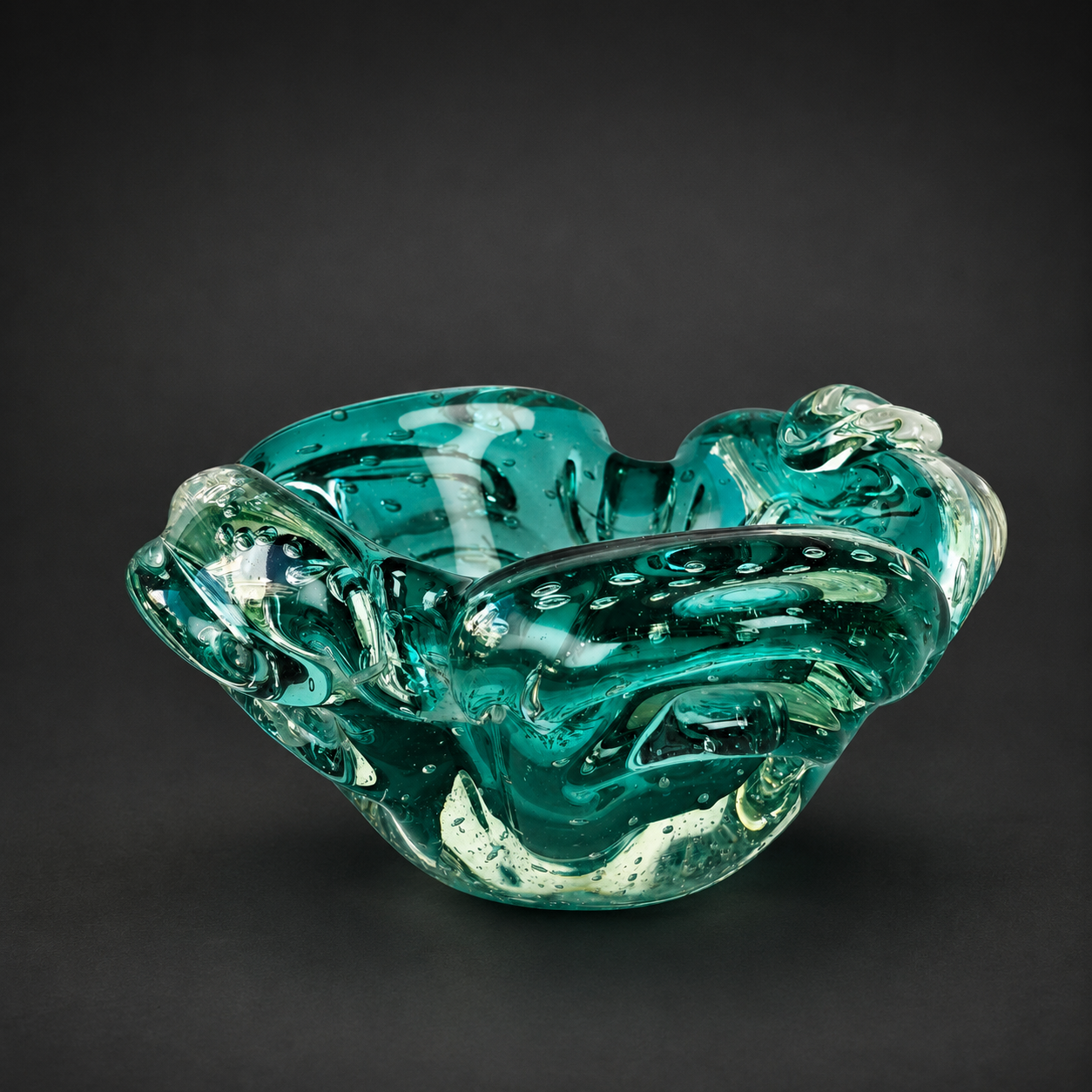 Cenicero artístico de cristal Murano sommerso, ca. 1960. Cenicero artístico de cristal Murano sommerso, ca. 1960.
