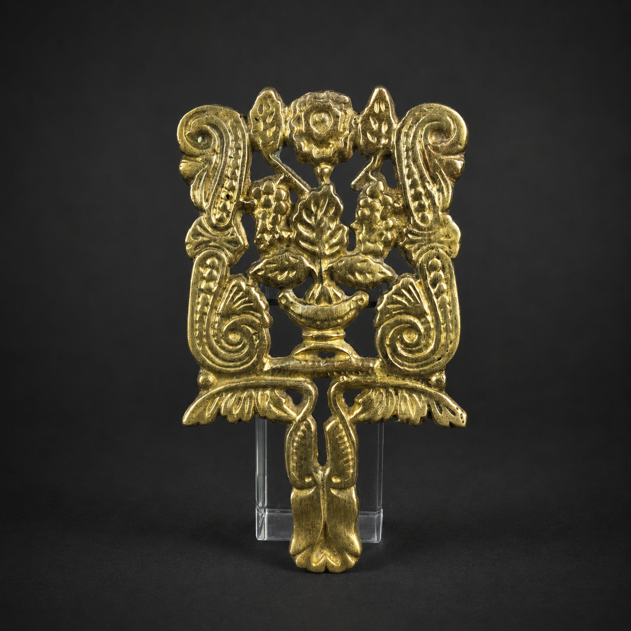 Soporte calado para fuentes en bronce dorado, ca. 1900. Soporte calado para fuentes en bronce dorado, ca. 1900.