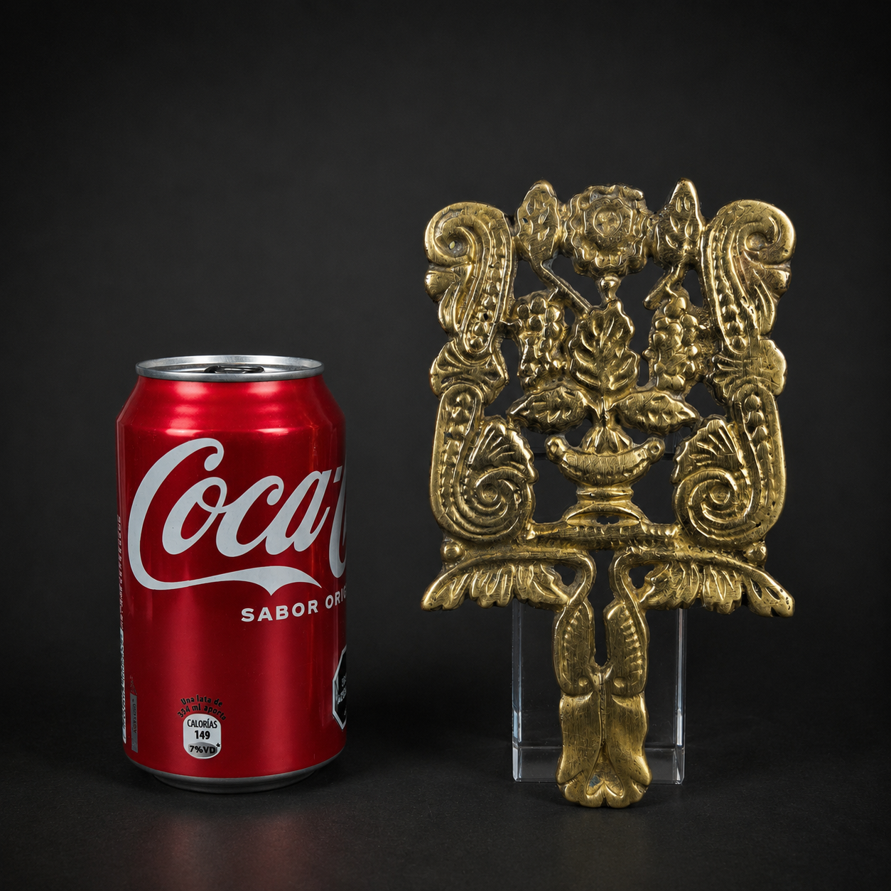 Soporte calado para fuentes en bronce dorado, ca. 1900. Soporte calado para fuentes en bronce dorado, ca. 1900.