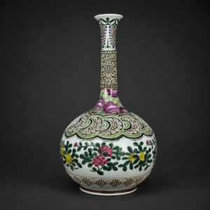 Florero chino de exportación con relieves florales, ca. 1920.