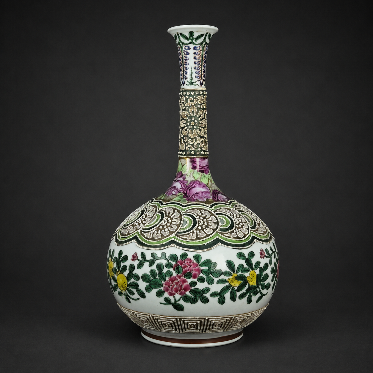 Florero chino de exportación con relieves florales, ca. 1920. Florero chino de exportación con relieves florales, ca. 1920.