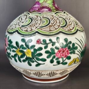 Florero chino de exportación con relieves florales, ca. 1920. Florero chino de exportación con relieves florales, ca. 1920.