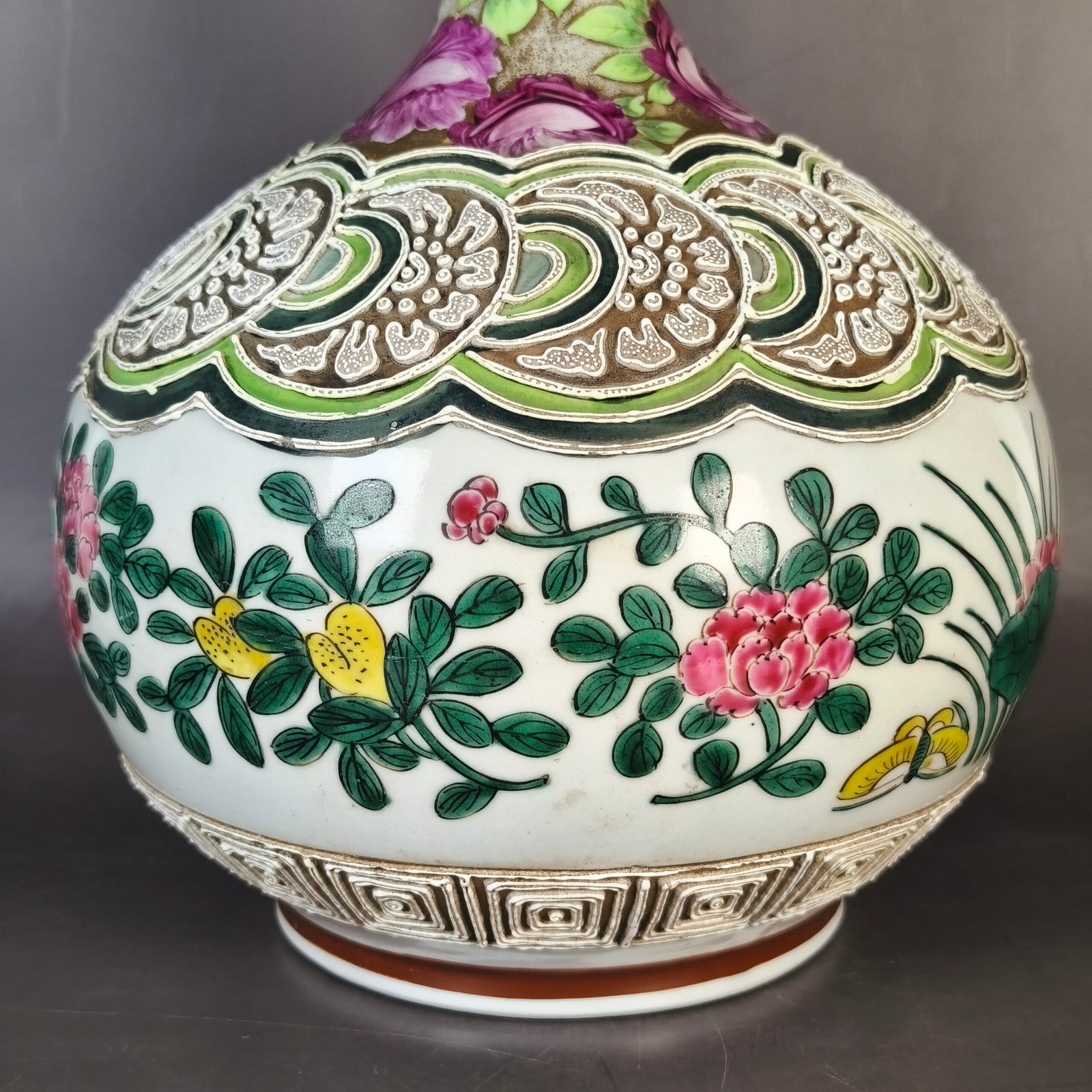 Florero chino de exportación con relieves florales, ca. 1920. Florero chino de exportación con relieves florales, ca. 1920.