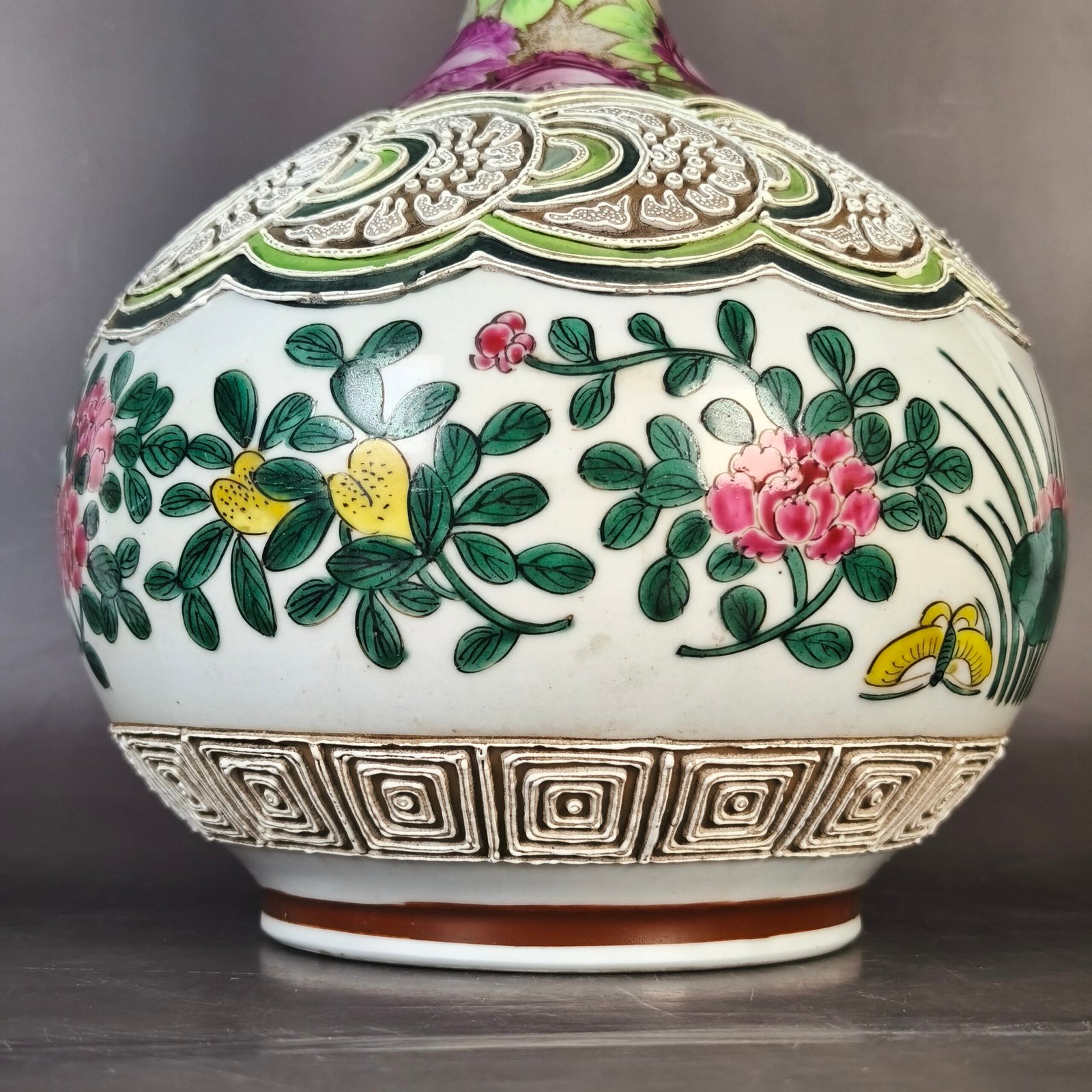Florero chino de exportación con relieves florales, ca. 1920. Florero chino de exportación con relieves florales, ca. 1920.