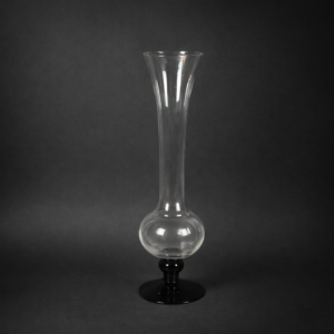 Florero de cristal con base violeta, ca. 1970.