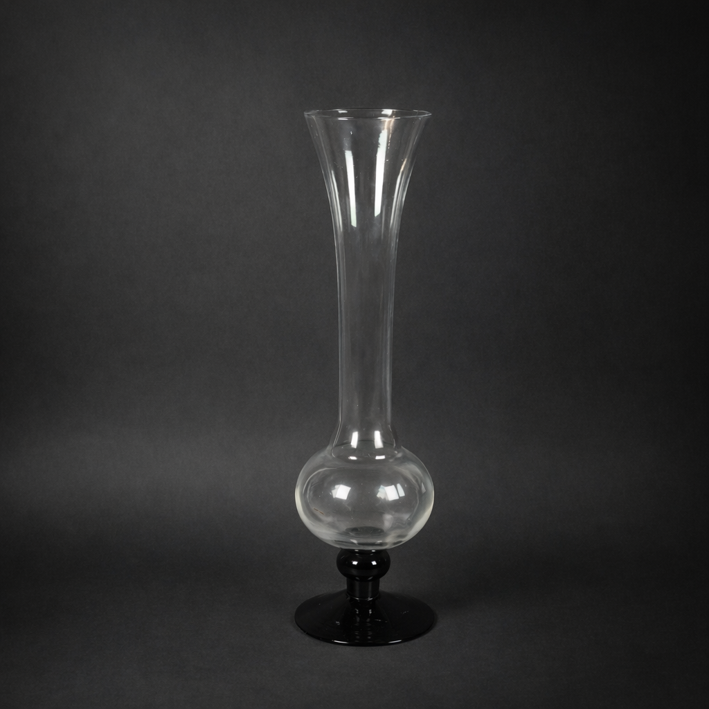 Florero de cristal con base violeta, ca. 1970. Florero de cristal con base violeta, ca. 1970.