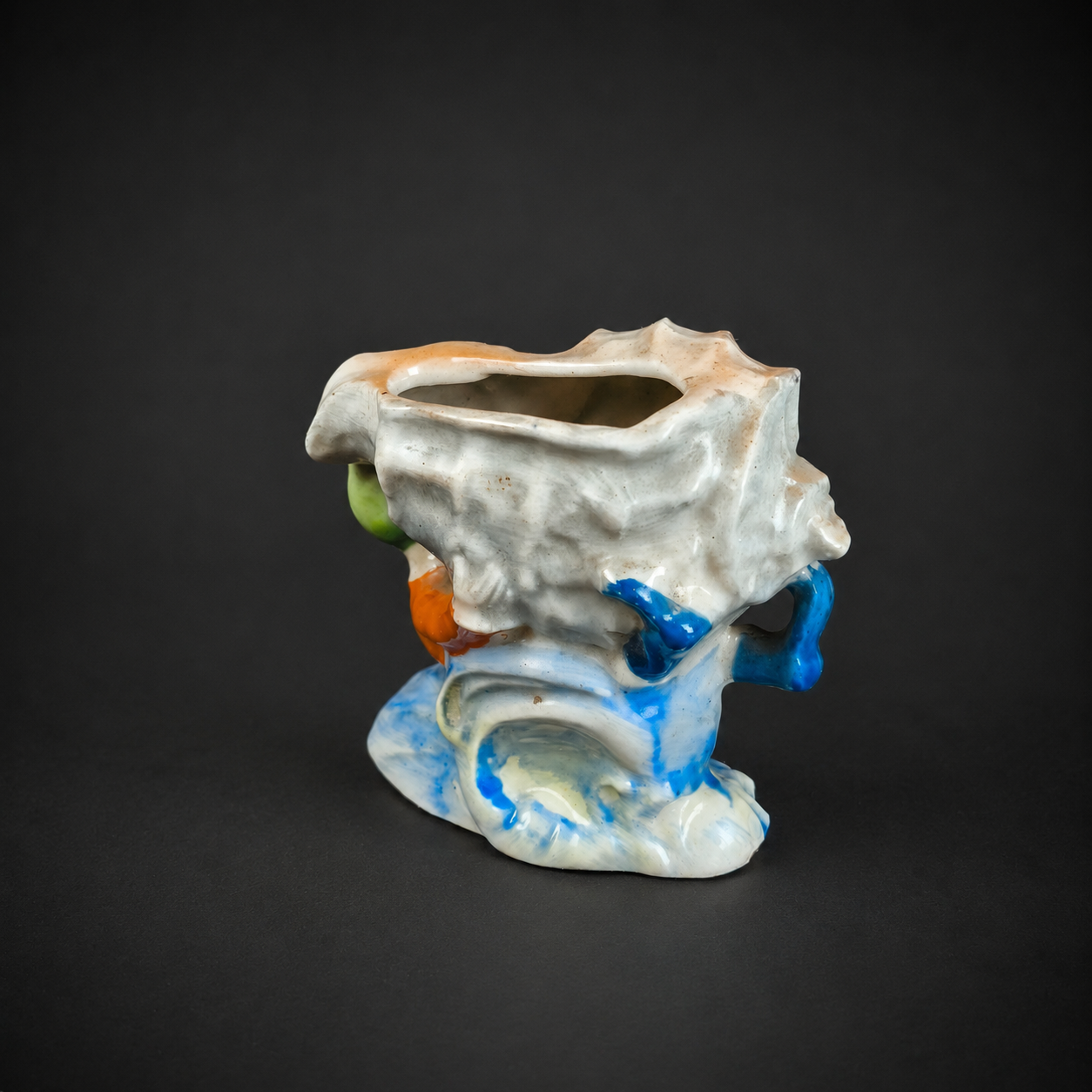 Pieza decorativa de elfo con caracol sobre ola, ca. 1950. Pieza decorativa de elfo con caracol sobre ola, ca. 1950.