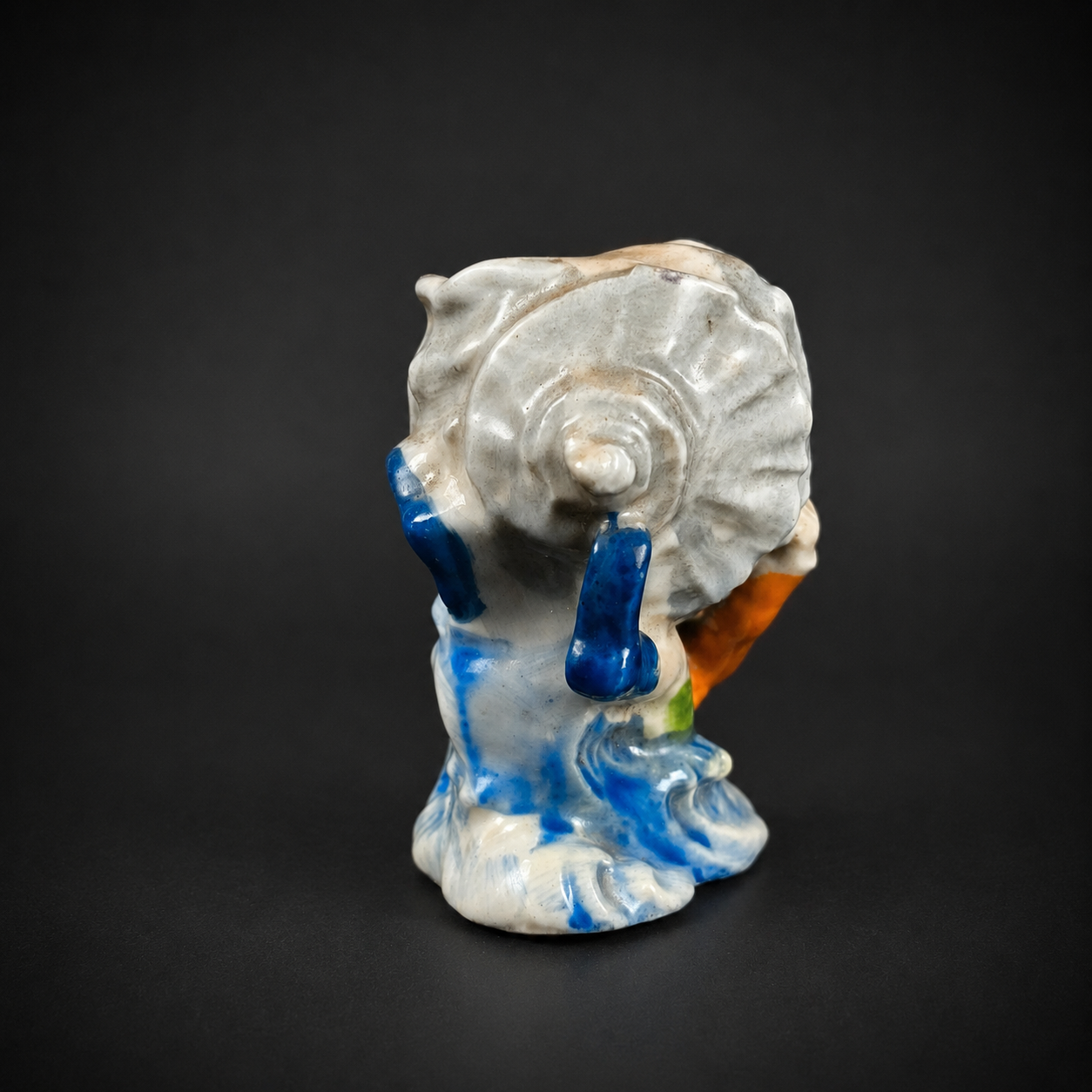 Pieza decorativa de elfo con caracol sobre ola, ca. 1950. Pieza decorativa de elfo con caracol sobre ola, ca. 1950.