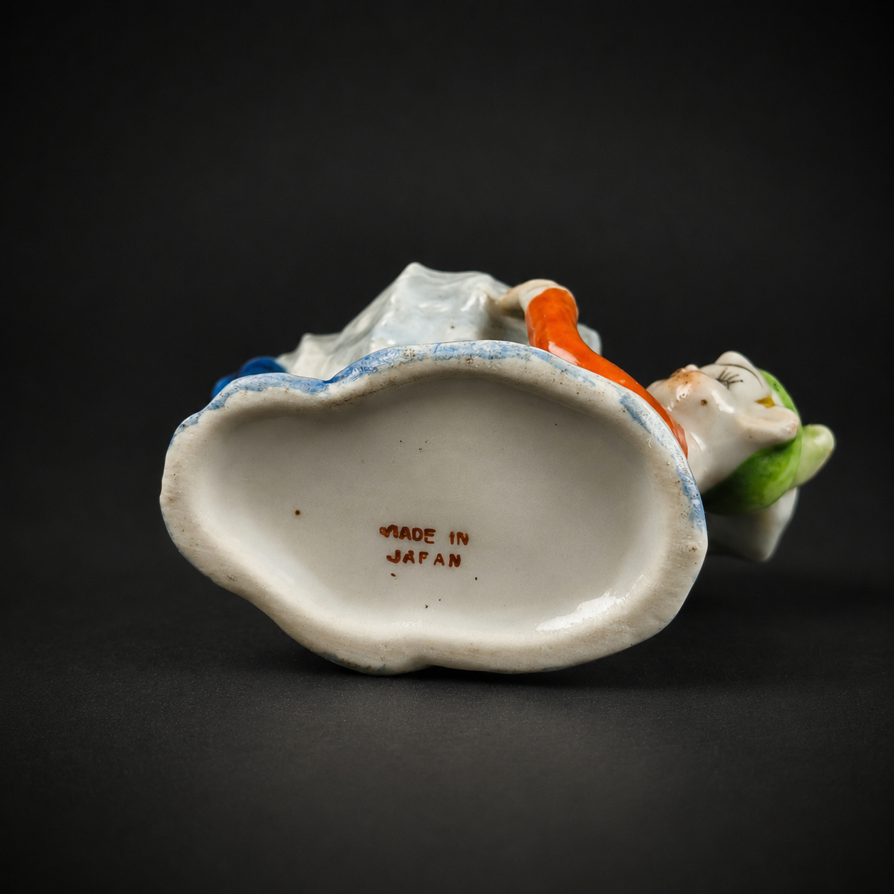 Pieza decorativa de elfo con caracol sobre ola, ca. 1950. Pieza decorativa de elfo con caracol sobre ola, ca. 1950.