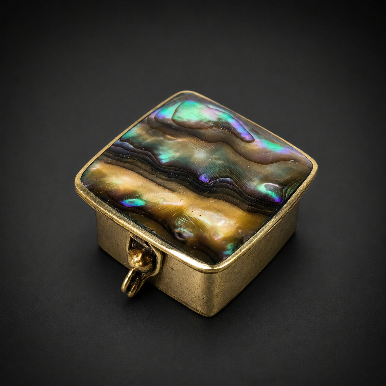 Pastillero de metal dorado con abulón, ca. 1970. Pastillero de metal dorado con abulón, ca. 1970.