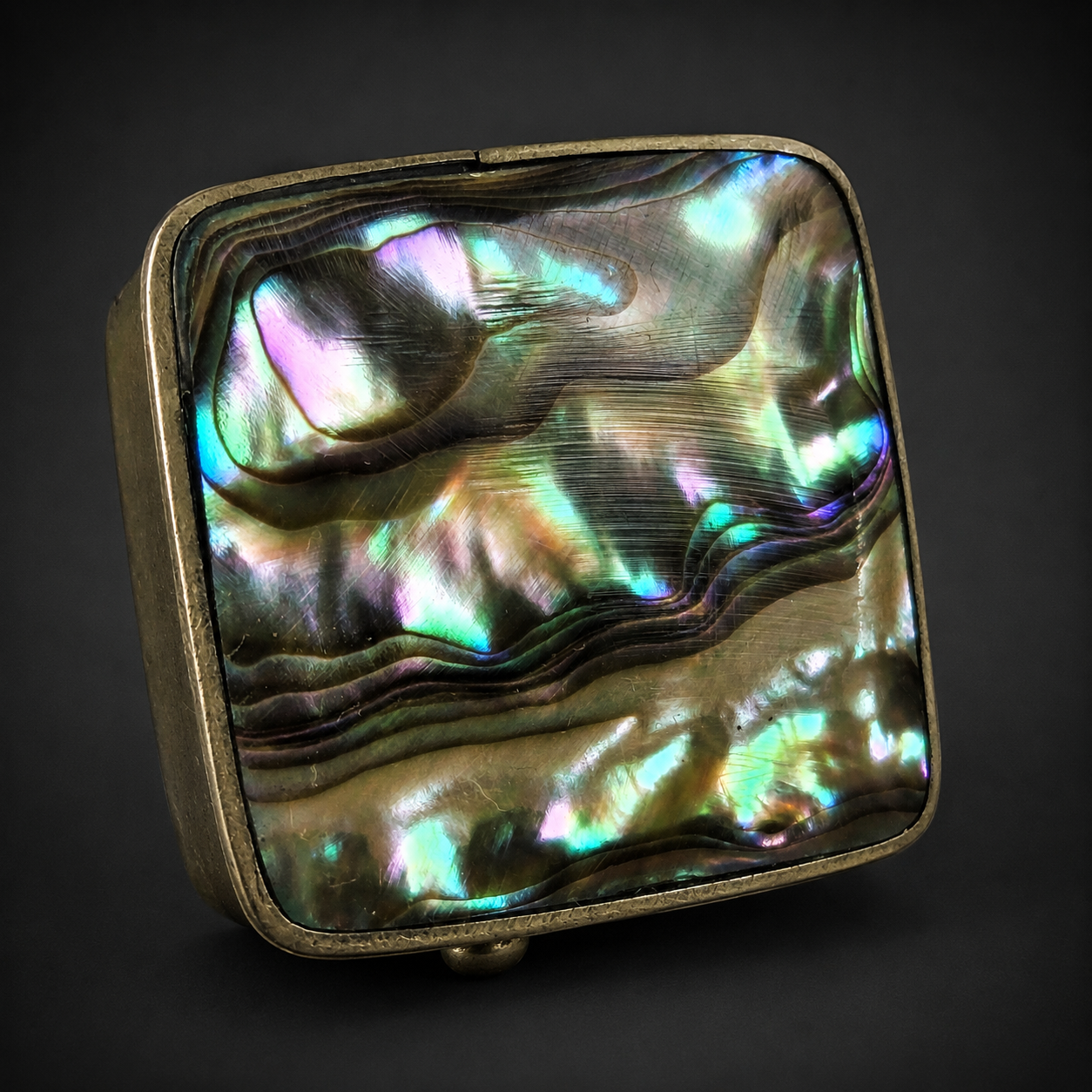 Pastillero de metal dorado con abulón, ca. 1970. Pastillero de metal dorado con abulón, ca. 1970.
