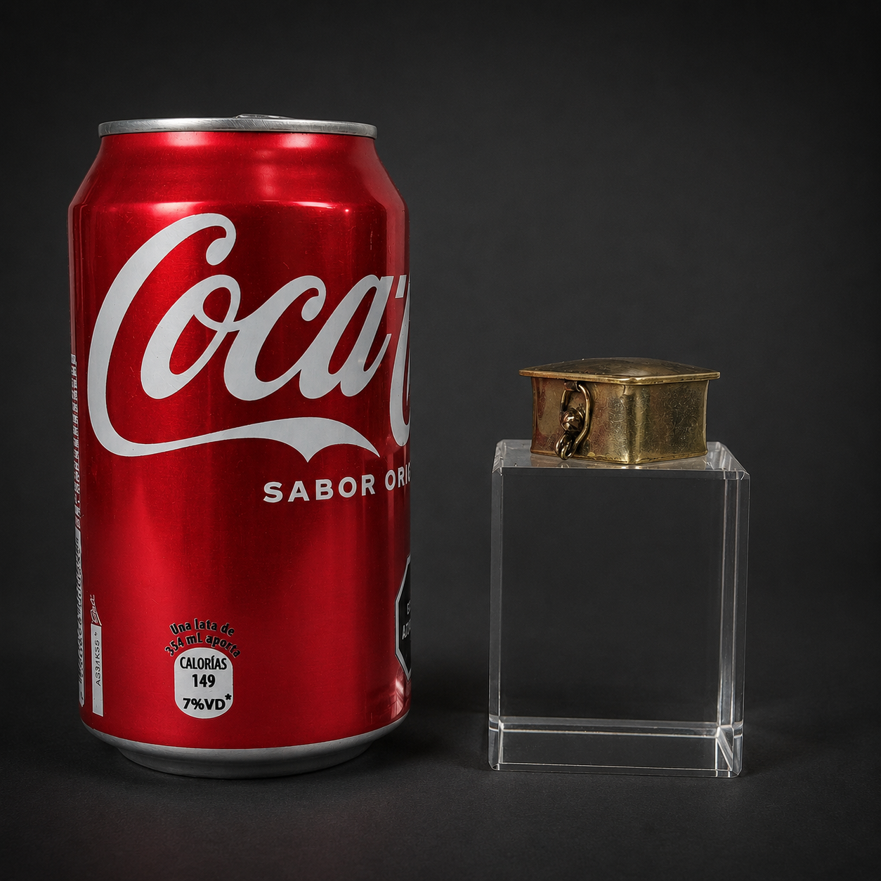 Pastillero de metal dorado con abulón, ca. 1970. Pastillero de metal dorado con abulón, ca. 1970.