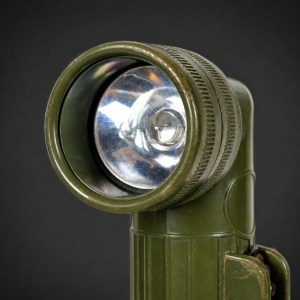 Linterna militar de ángulo recto TL-122, ca. 1950.