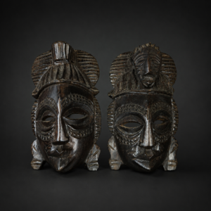 Pareja de máscaras congoleñas talladas en madera, ca. 1970.