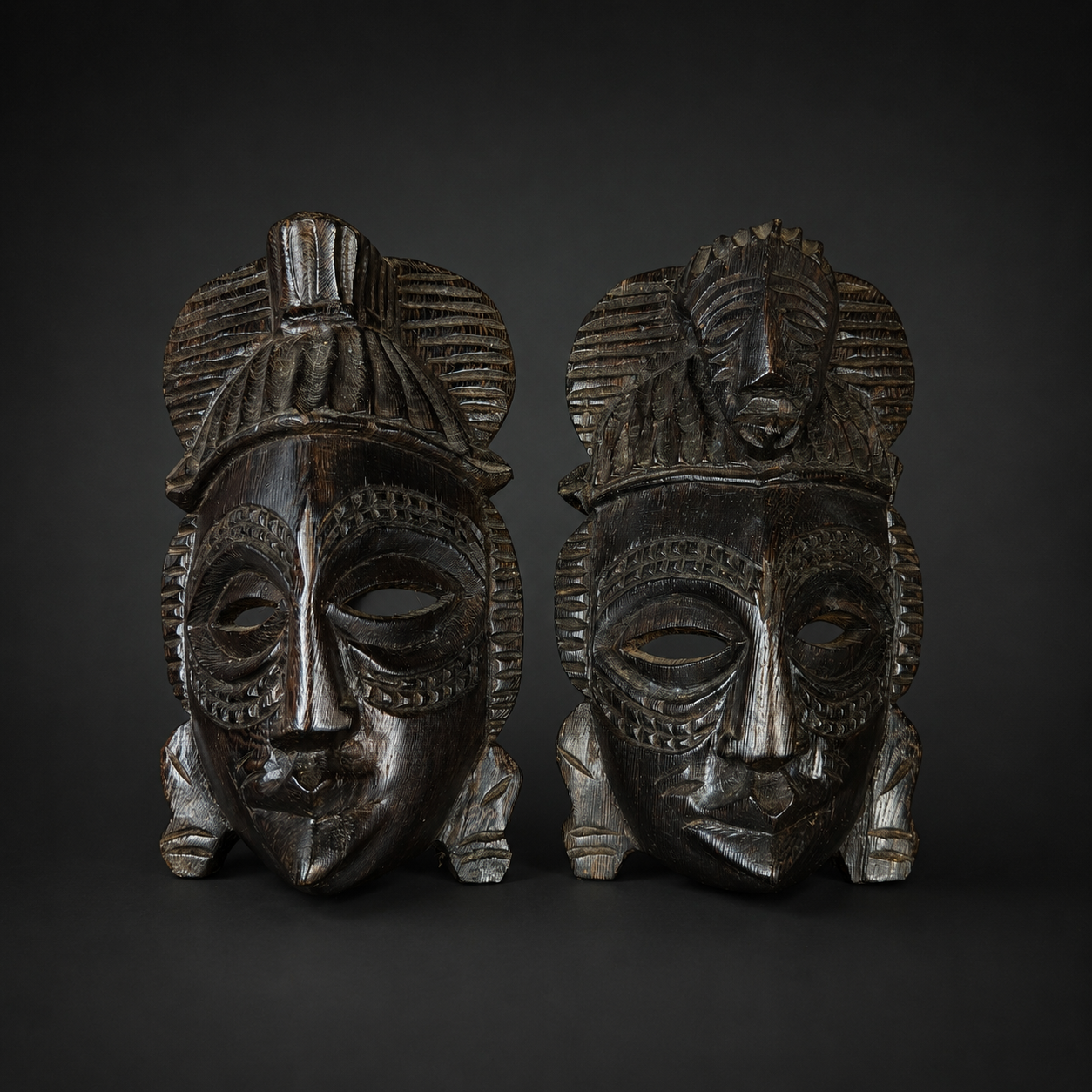 Pareja de máscaras congoleñas talladas en madera, ca. 1970. Pareja de máscaras congoleñas talladas en madera, ca. 1970.