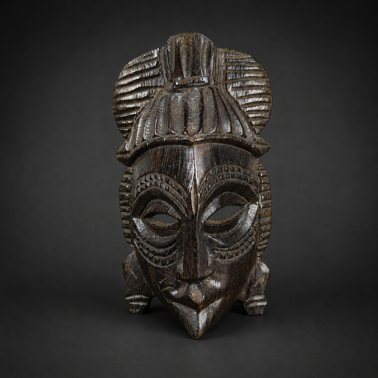 Pareja de máscaras congoleñas talladas en madera, ca. 1970. Pareja de máscaras congoleñas talladas en madera, ca. 1970.