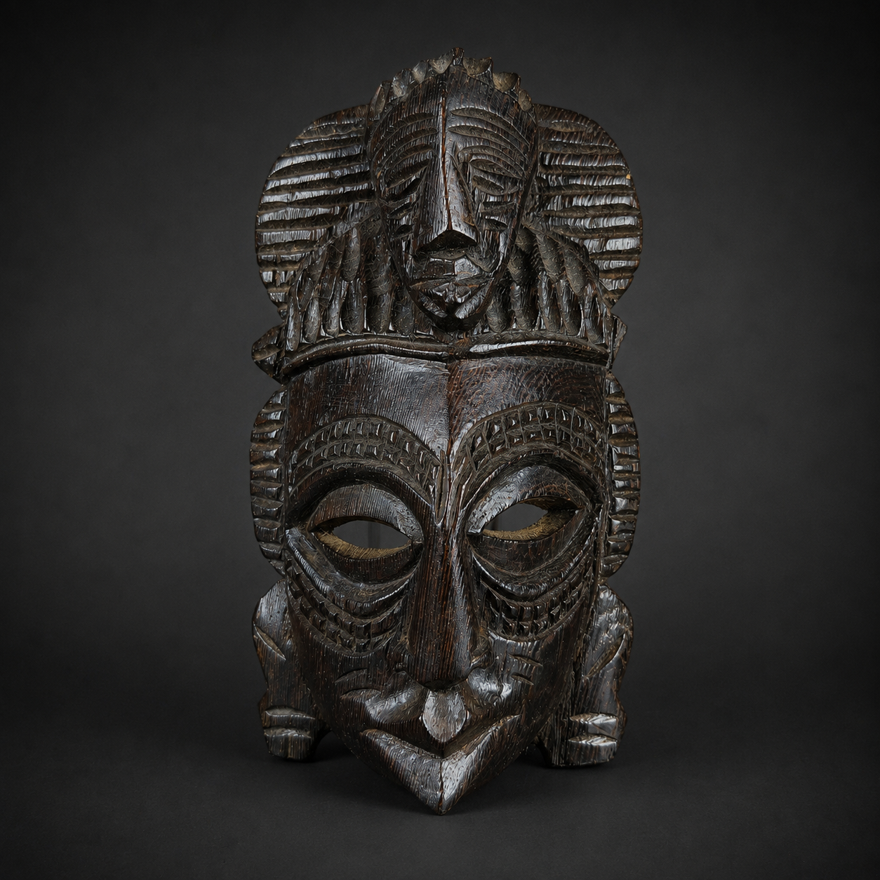 Pareja de máscaras congoleñas talladas en madera, ca. 1970. Pareja de máscaras congoleñas talladas en madera, ca. 1970.