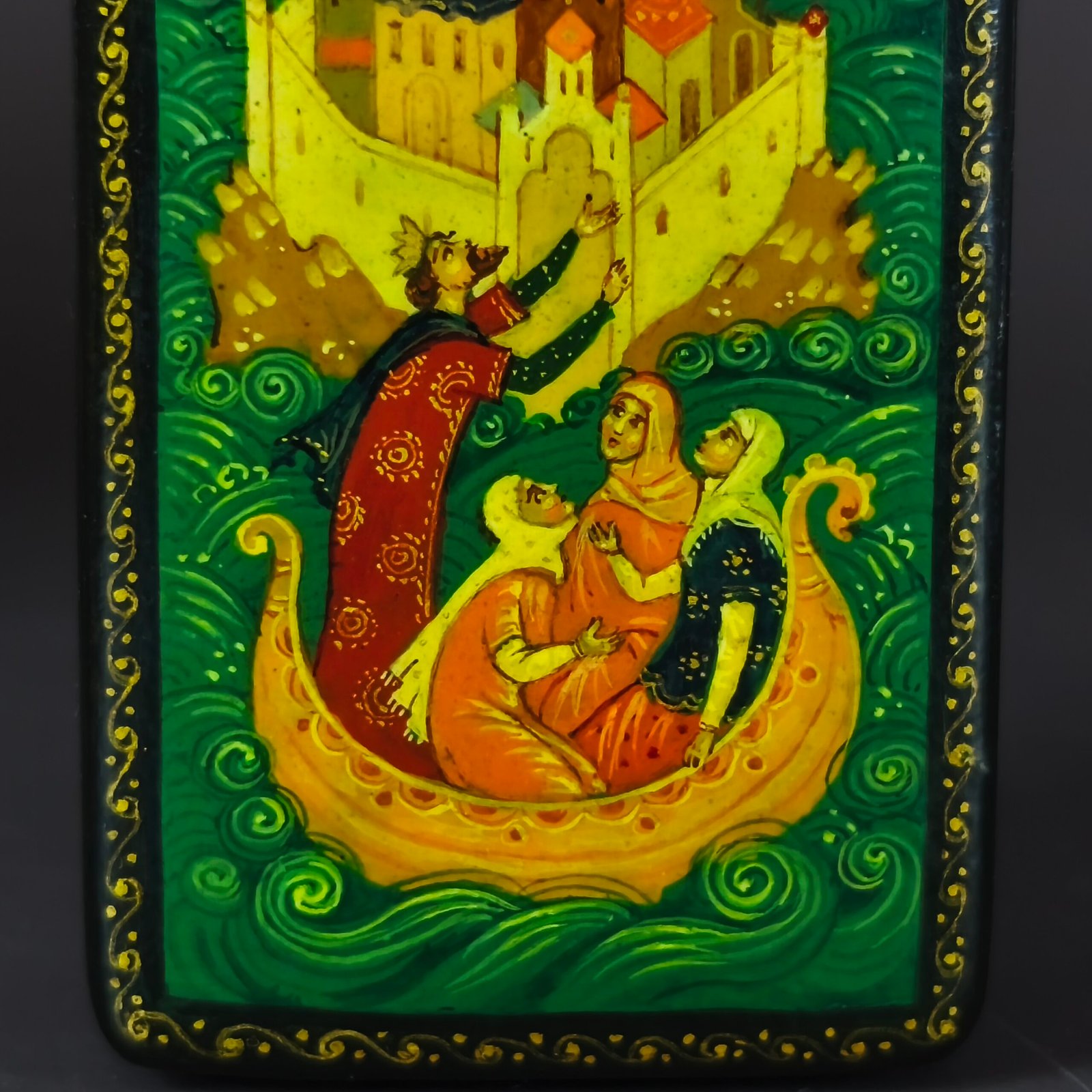 Caja de laca rusa con escena del zar Saltán, ca. 1970. Caja de laca rusa con escena del zar Saltán, ca. 1970.