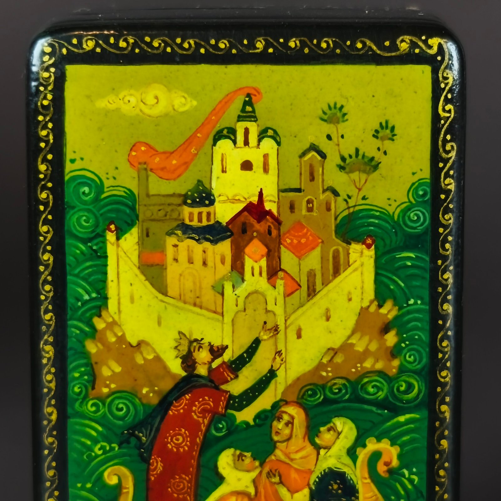 Caja de laca rusa con escena del zar Saltán, ca. 1970. Caja de laca rusa con escena del zar Saltán, ca. 1970.
