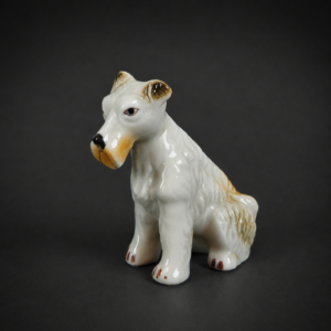 Figura de perro terrier en porcelana, ca. 1960.