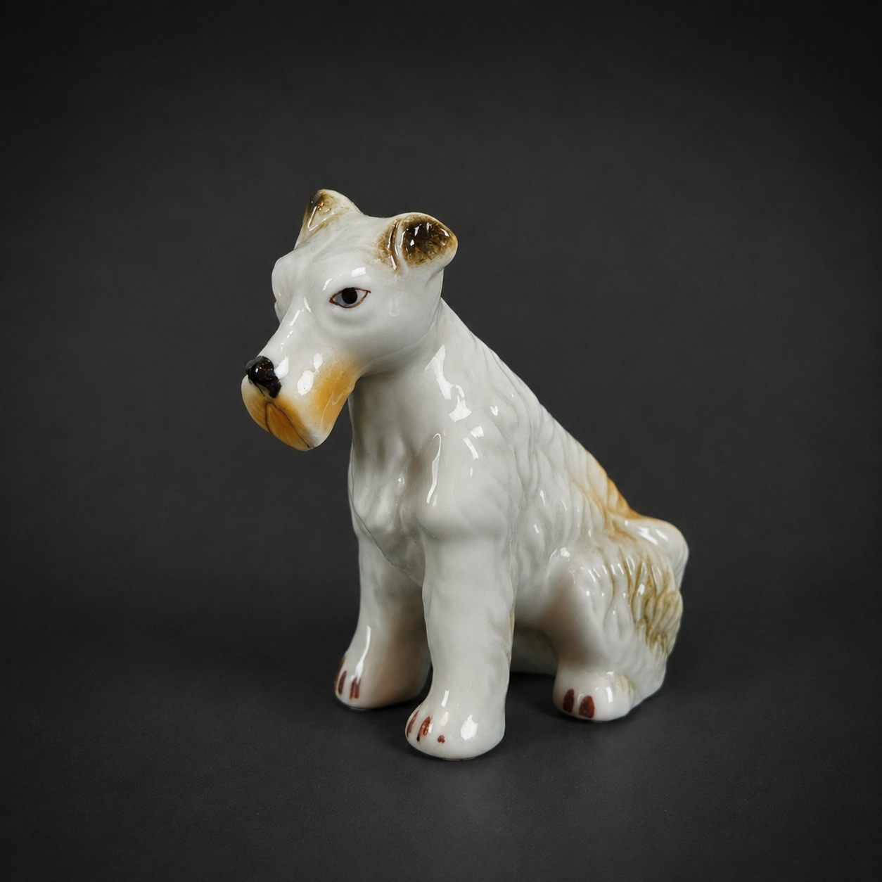 Figura de perro terrier en porcelana, ca. 1960. Figura de perro terrier en porcelana, ca. 1960.