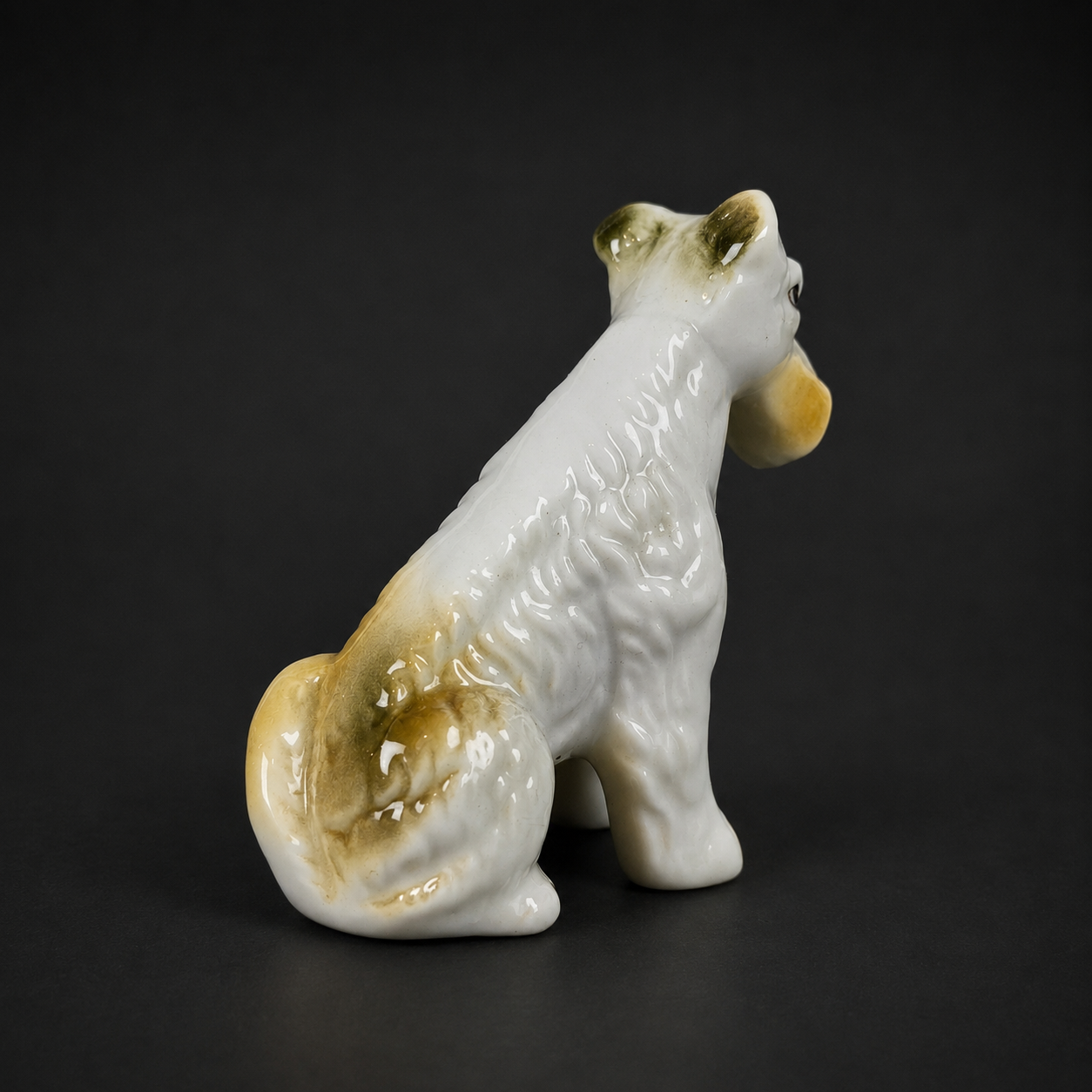 Figura de perro terrier en porcelana, ca. 1960. Figura de perro terrier en porcelana, ca. 1960.