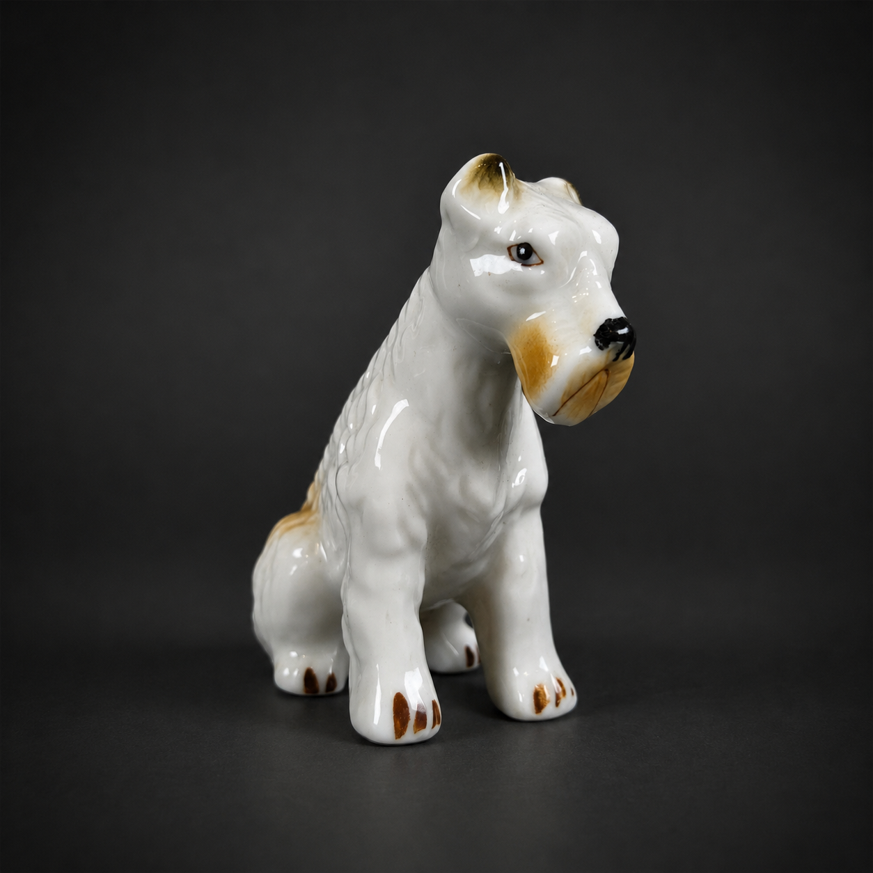 Figura de perro terrier en porcelana, ca. 1960. Figura de perro terrier en porcelana, ca. 1960.