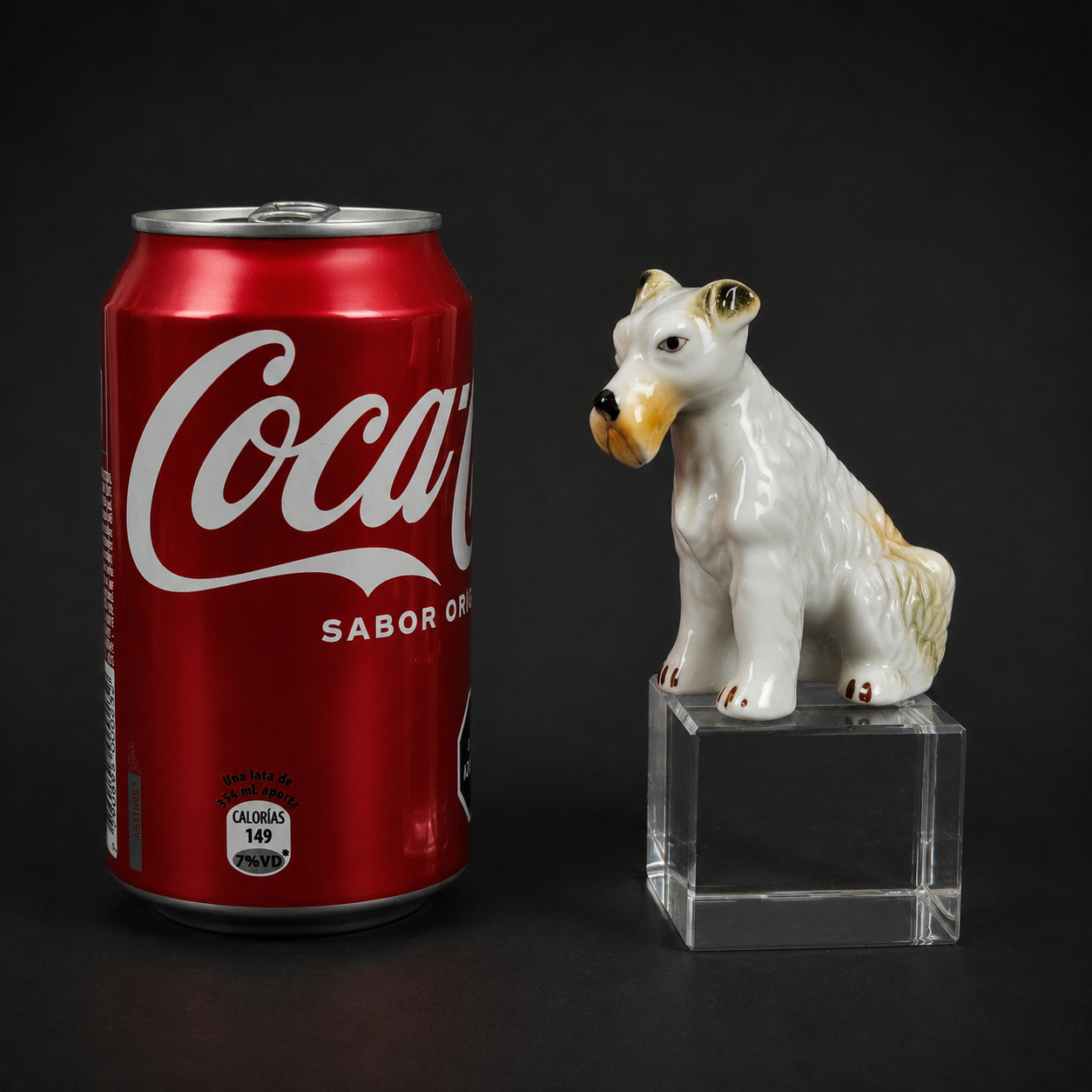 Figura de perro terrier en porcelana, ca. 1960. Figura de perro terrier en porcelana, ca. 1960.