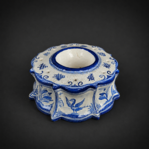 Tintero de loza Delft con seis apoyaplumas, ca. 1800.
